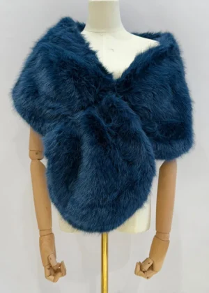 Estola de pelo azul petróleo