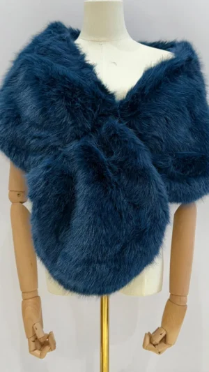 Estola de pelo azul petróleo