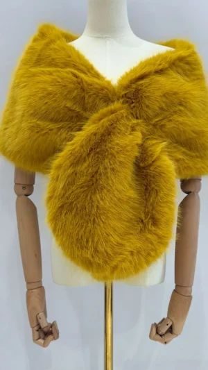 Estola de pelo mostaza