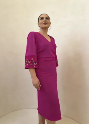 Vestido cruzado fucsia con puño bordado