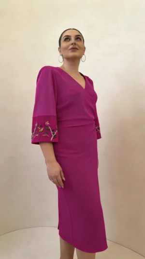 Vestido cruzado fucsia con puño bordado