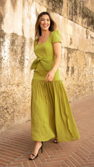 Vestido midi verde oliva con lazo en cintura y falda fluida