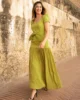 Vestido midi verde oliva con lazo en cintura y falda fluida Vestido midi verde oliva con lazo en cintura y falda fluida