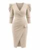 Vestido midi beige con escote cruzado y drapeado lateral Vestido midi beige con escote cruzado y drapeado lateral