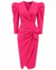 Vestido midi de crepe fucsia con drapeado y mangas abullonadas Vestido midi de crepe fucsia con drapeado y mangas abullonadas