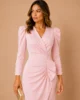 Vestido midi rosa palo con escote cruzado y drapeado lateral Vestido midi rosa palo con escote cruzado y drapeado lateral