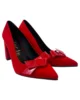 Zapato de tacón ancho rojo con lazo
