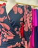 Vestido midi estampado azul marino y coral con drapeado lateral Vestido midi estampado azul marino y coral con drapeado lateral