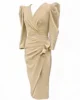 Vestido midi beige con escote cruzado y drapeado lateral Vestido midi beige con escote cruzado y drapeado lateral