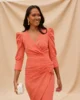 Vestido midi coral con escote cruzado y drapeado lateral