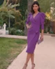 Vestido midi morado con escote cruzado y drapeado lateral