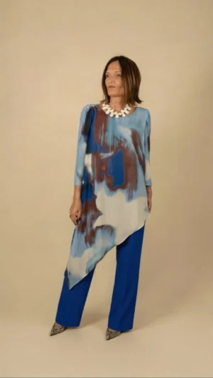 Conjunto de pantalón azul con cuerpo asimétrico estampado