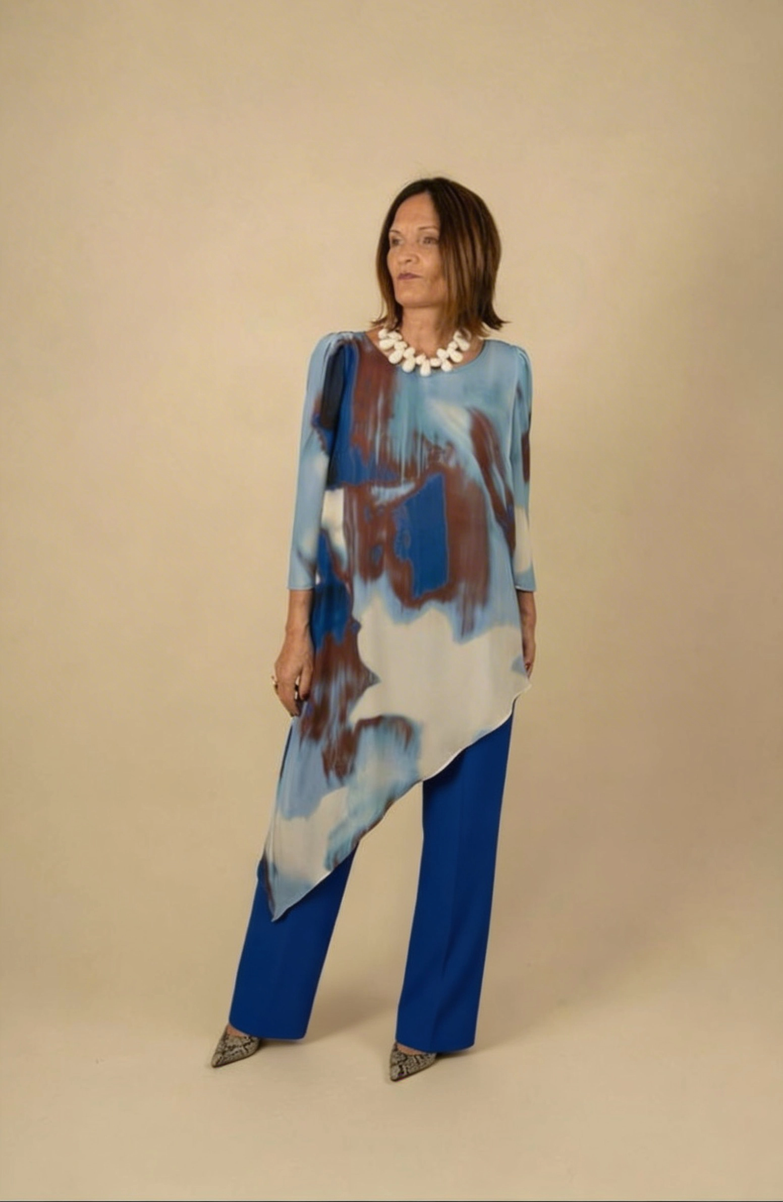 25152 copia Conjunto de pantalón azul con cuerpo asimétrico estampado