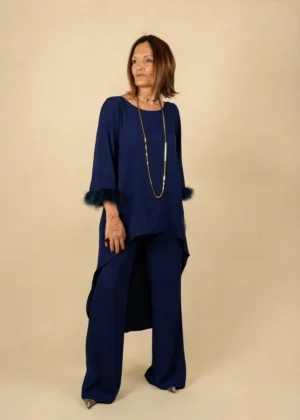 Ylma modas vestidos de fiesta, novia y comunión Conjunto azul marino con casaca de plumas y pantalón fluido