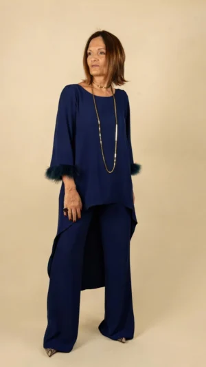 Conjunto azul marino con casaca de plumas y pantalón fluido