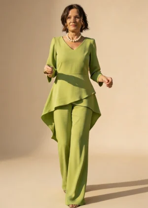 Ylma modas vestidos de fiesta, novia y comunión Conjunto verde con sobrecapa asimétrica y pantalón fluido