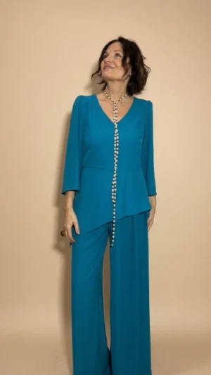 Conjunto azul petróleo con caída de gasa y pantalón fluido