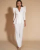 Conjunto blanco de crepé con chaqueta cruzada y pantalón Conjunto blanco de crepé con chaqueta cruzada y pantalón
