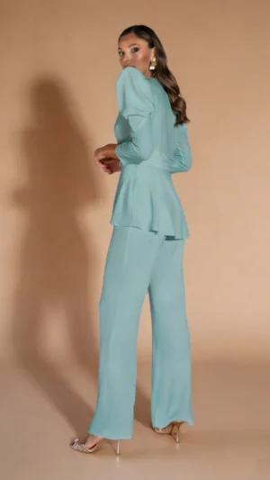 Conjunto hielo de crepé con chaqueta cruzada y pantalón