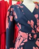 Vestido midi estampado azul marino y rosa Vestido midi estampado azul marino y rosa