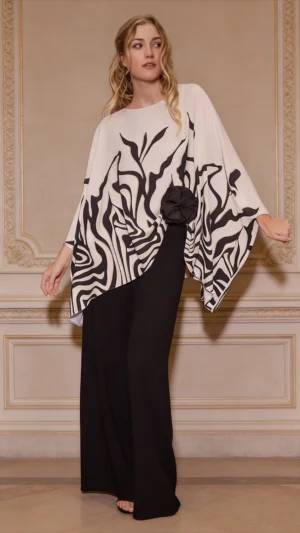 Conjunto con pantalón negro y blusa estampada