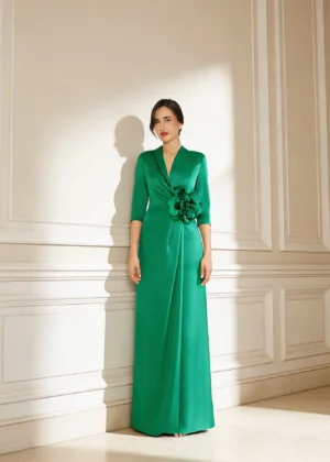 Vestido largo verde de raso con flor en cintura