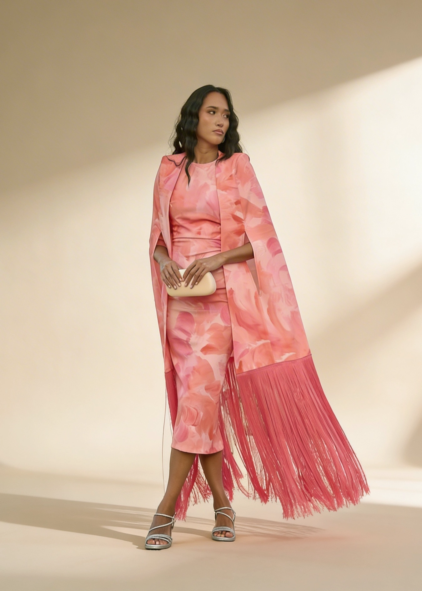 N102E copia Vestido midi estampado con capa de flecos en crepe