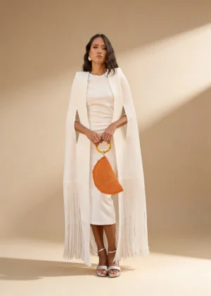 Vestido midi blanco con capa de flecos en crepe