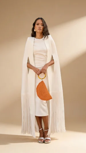 Vestido midi blanco con capa de flecos en crepe
