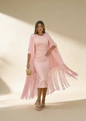 Vestido midi rosa con capa de flecos en crepe