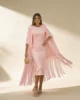 Vestido midi rosa con capa de flecos en crepe Vestido midi rosa con capa de flecos en crepe