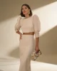 Conjunto beige de falda midi y cuerpo con mangas de organza Conjunto beige de falda midi y cuerpo con mangas de organza