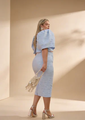 Ylma modas vestidos de fiesta, novia y comunión Vestido midi azul bebé en jacquard floral con espalda abierta