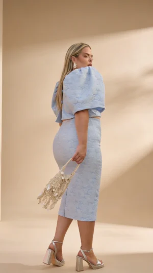 Vestido midi azul bebé en jacquard floral con espalda abierta