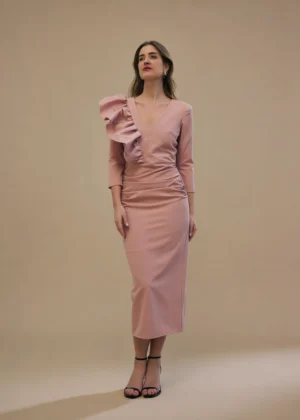 Vestido rosa palo drapeado con volante de tafetán