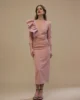 Vestido rosa palo drapeado con volante de tafetán Vestido rosa palo drapeado con volante de tafetán