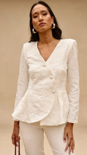 Conjunto de crepe blanco con chaqueta jacquard estructurada