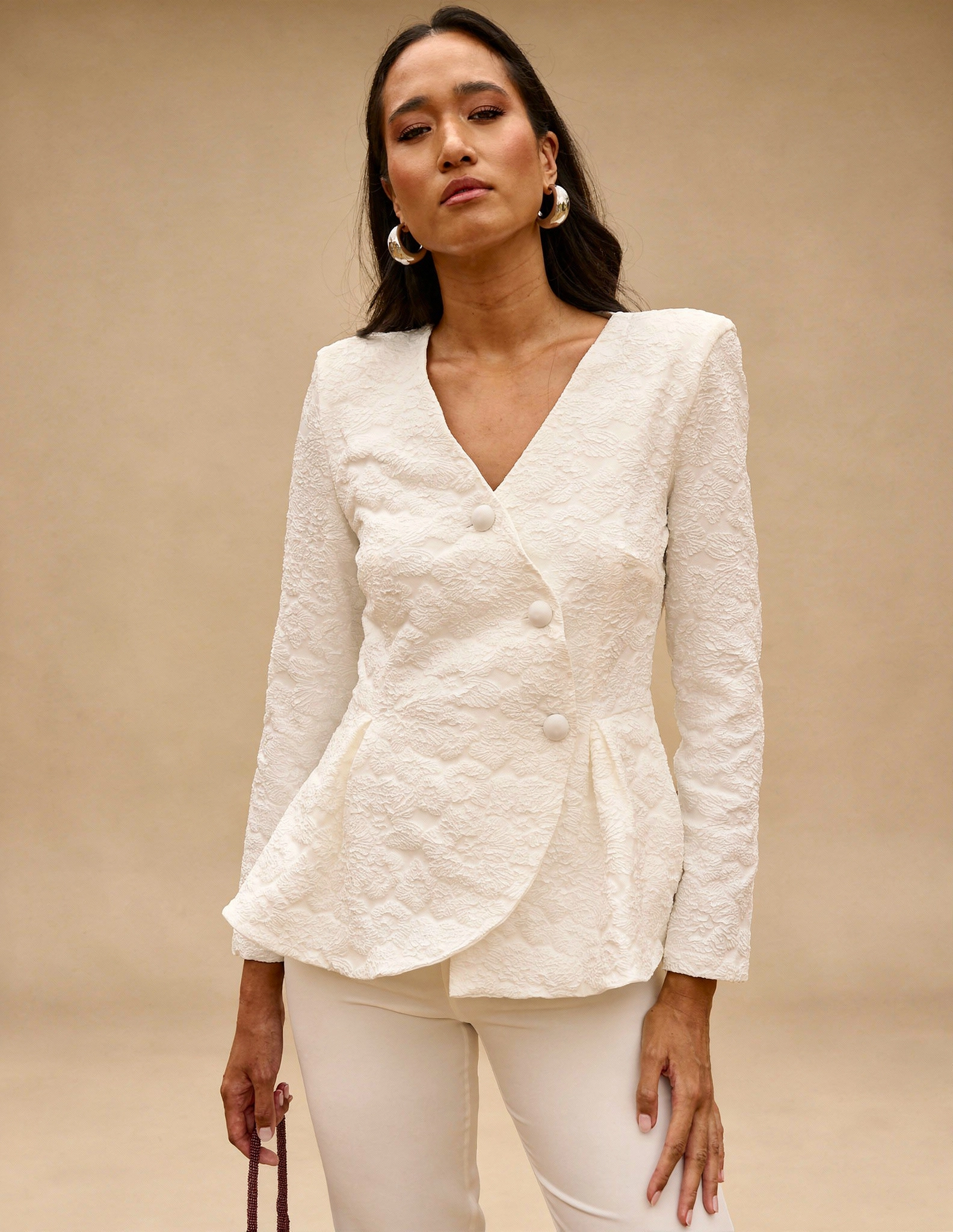 N123_blanco1 copia Conjunto de crepe blanco con chaqueta jacquard estructurada