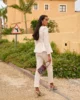 Conjunto de crepe blanco con chaqueta jacquard estructurada Conjunto de crepe blanco con chaqueta jacquard estructurada
