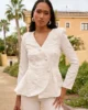 Conjunto de crepe blanco con chaqueta jacquard estructurada Conjunto de crepe blanco con chaqueta jacquard estructurada
