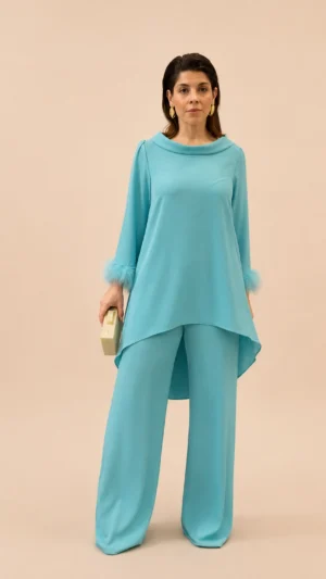 Conjunto de pantalón turquesa con cuello vuelto