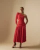 Vestido midi rojo de corte en cadera Vestido midi rojo de corte en cadera