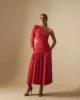Vestido midi rojo de corte en cadera Vestido midi rojo de corte en cadera