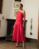 Vestido midi rojo de corte en cadera Vestido midi rojo de corte en cadera