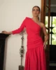 Vestido midi rojo de corte en cadera Vestido midi rojo de corte en cadera