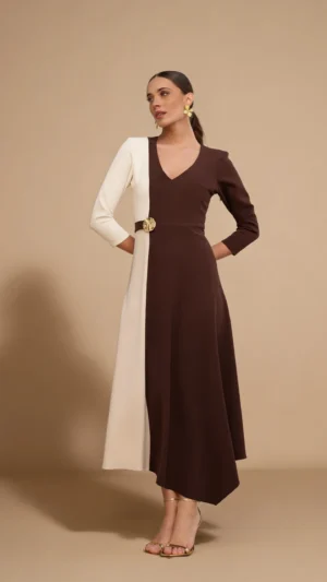 Vestido midi bicolor marrón con falda de vuelo y broche joya