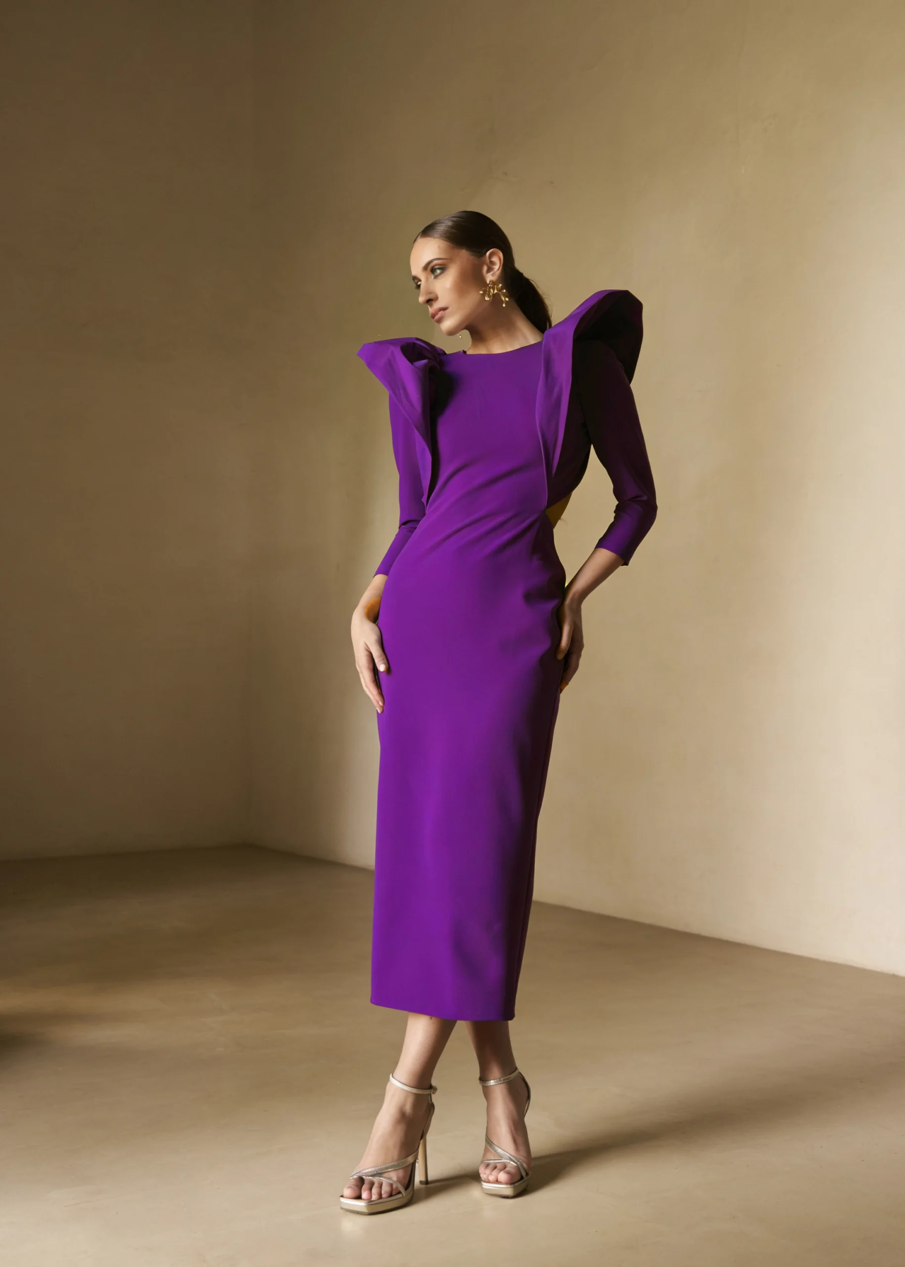 7774_1w Vestido midi con volantes y espalda abierta