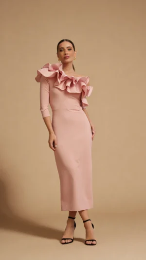 Vestido rosa palo con volantes de tafetán y escote asimétrico