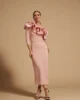 Vestido rosa palo con volantes de tafetán y escote asimétrico Vestido rosa palo con volantes de tafetán y escote asimétrico