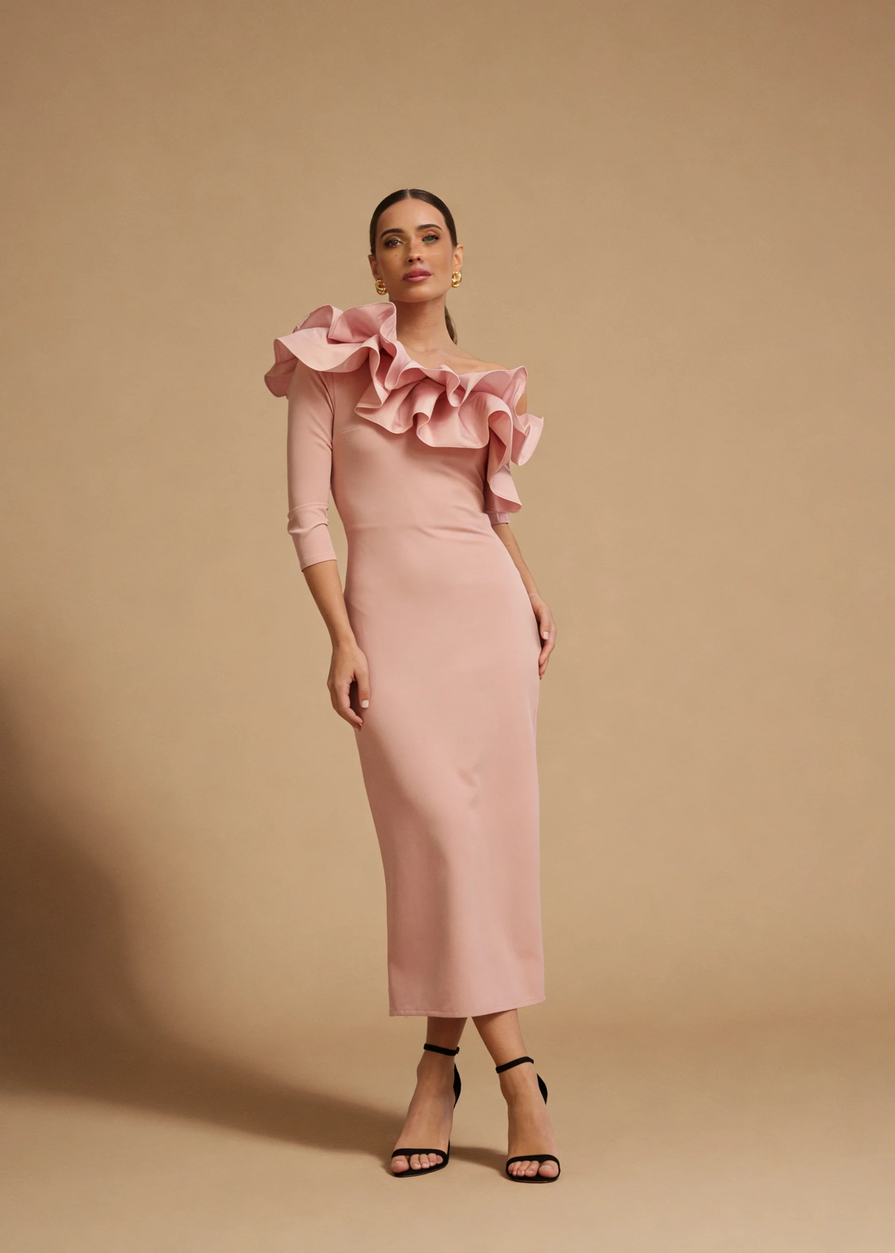 7775_rosa copia Vestido rosa palo con volantes de tafetán y escote asimétrico